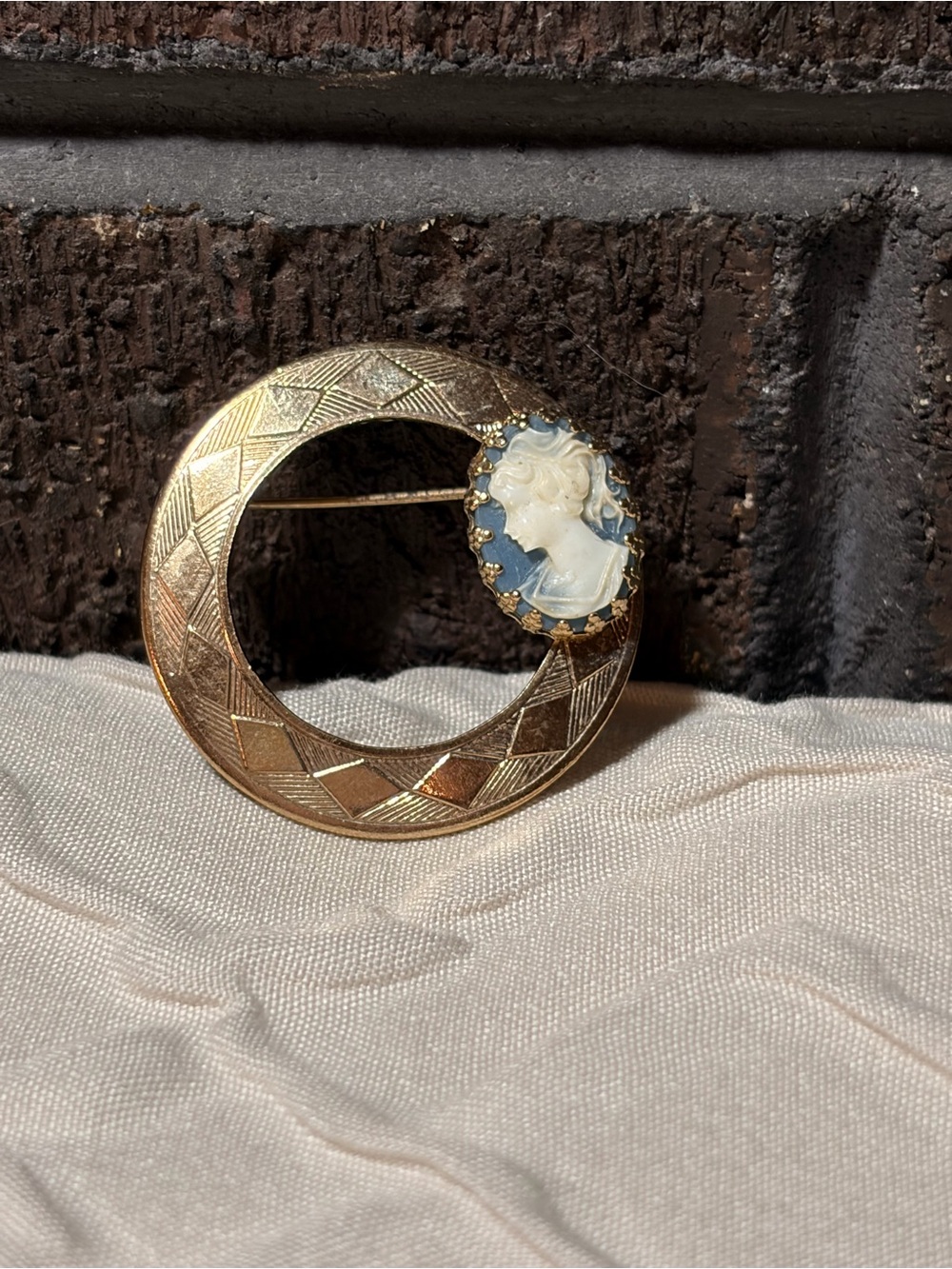 Gold Cameo Circle Brooch - Elegant Women's Jewelry
